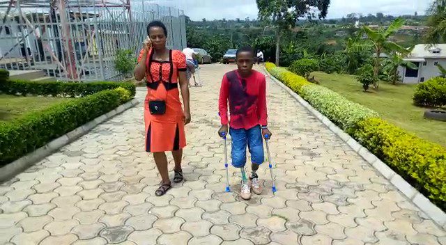 Enfant muni de prothèses orthopédiques grâce au soutien de la DYPAMAK