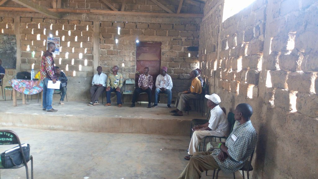 Photo d'une réunion de plusieurs personnes dans le cadre de la défense des intérêts des populations de Makénéné
