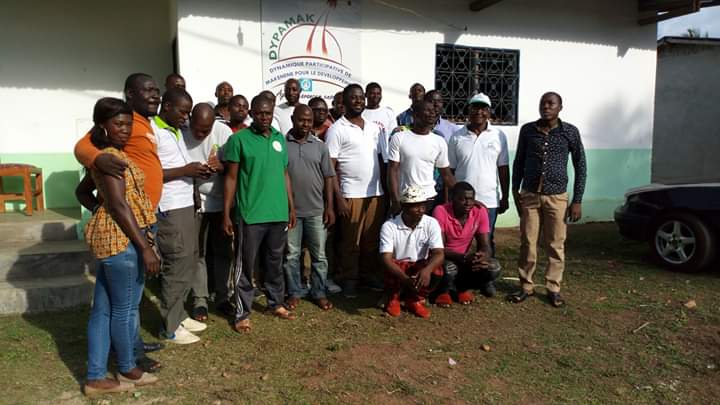 Photo montrer un groupe d'hommes et de femmes adhérents à l'association Dypamak